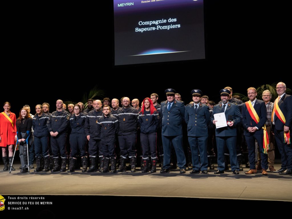 Photo de compagnie en compagnie du CA de Meyrin lors de la remise de la médaille.