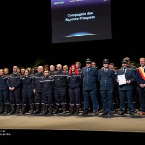 Photo de compagnie en compagnie du CA de Meyrin lors de la remise de la médaille.