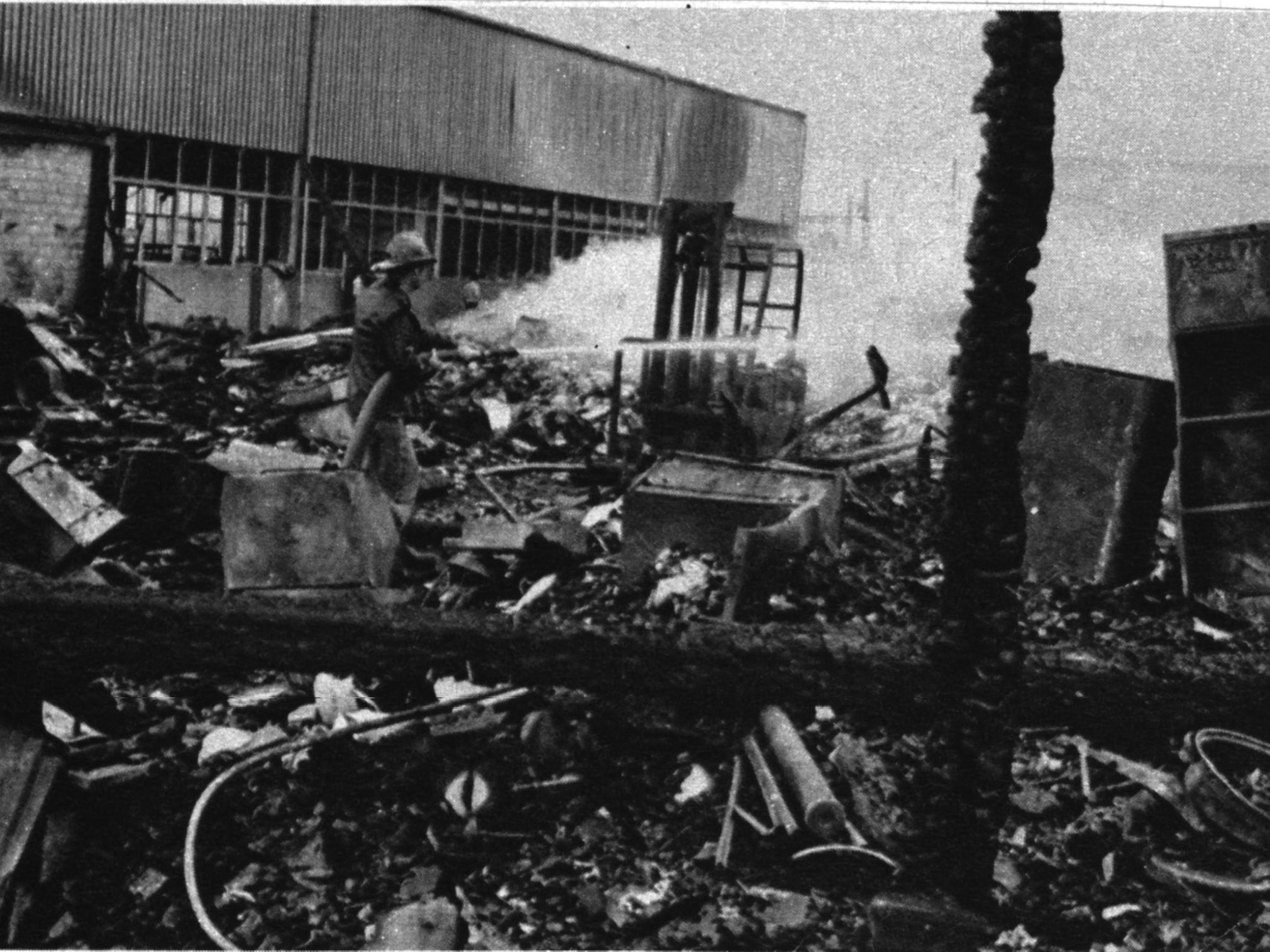 8 entreprises en feu 320 hommes mobilisés terrible nuit à Meyrin: en renfort à Meyrin le 18 juillet 1975