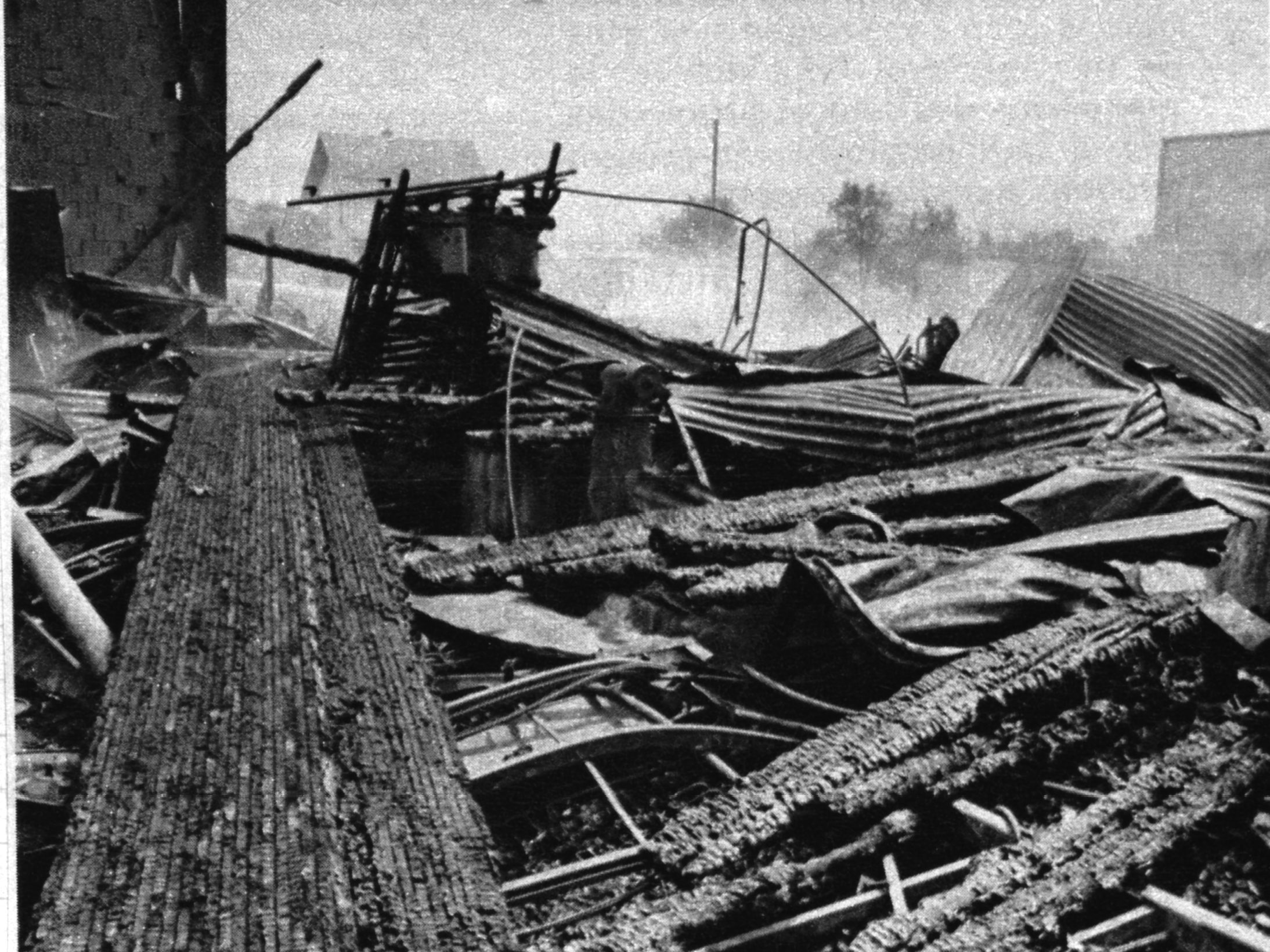 8 entreprises en feu 320 hommes mobilisés terrible nuit à Meyrin: en renfort à Meyrin le 18 juillet 1975