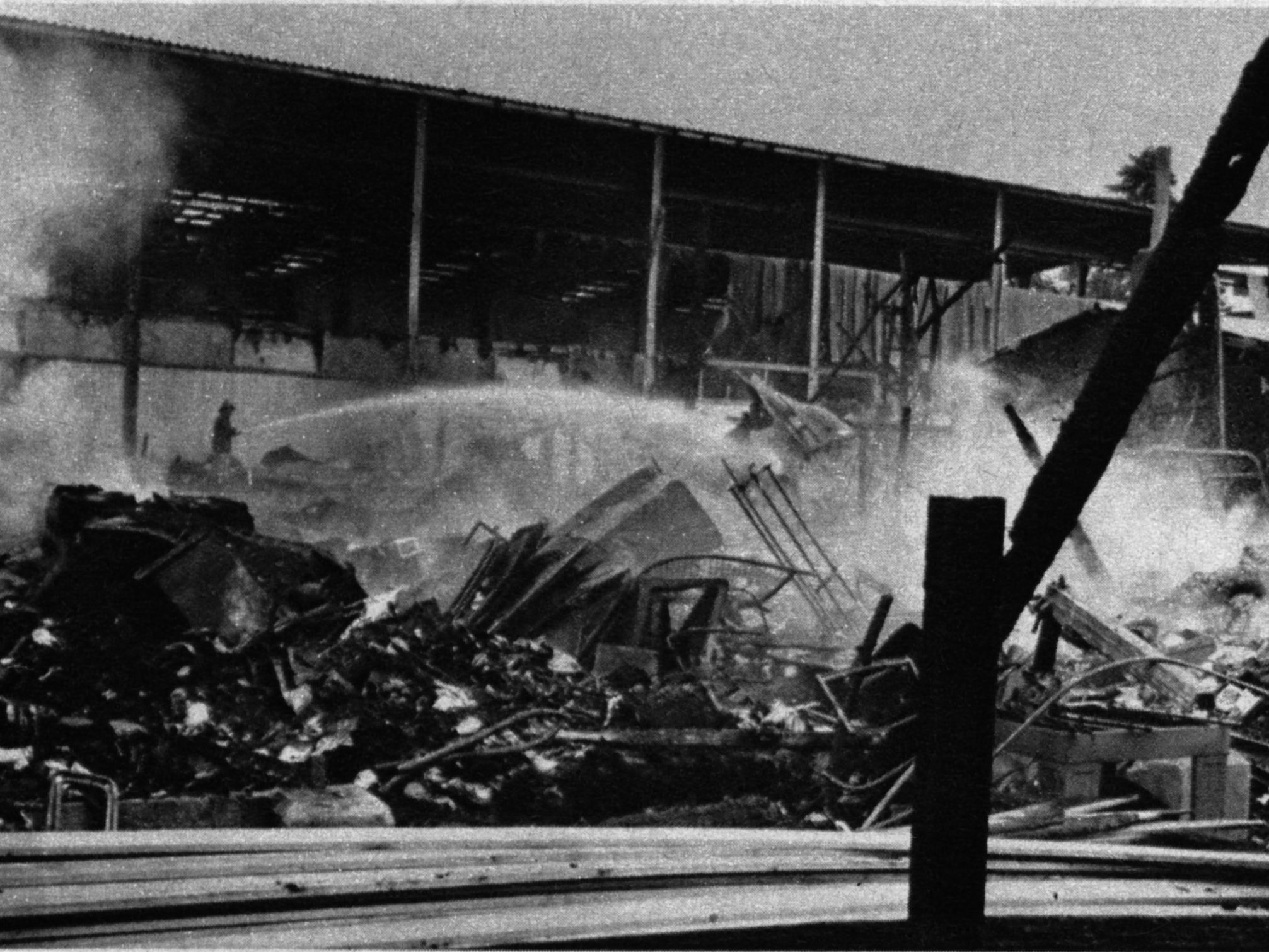 8 entreprises en feu 320 hommes mobilisés terrible nuit à Meyrin: en renfort à Meyrin le 18 juillet 1975