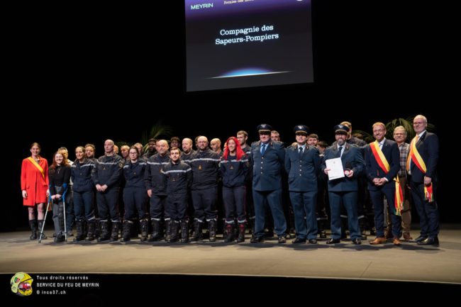 Photo de compagnie en compagnie du CA de Meyrin lors de la remise de la médaille.