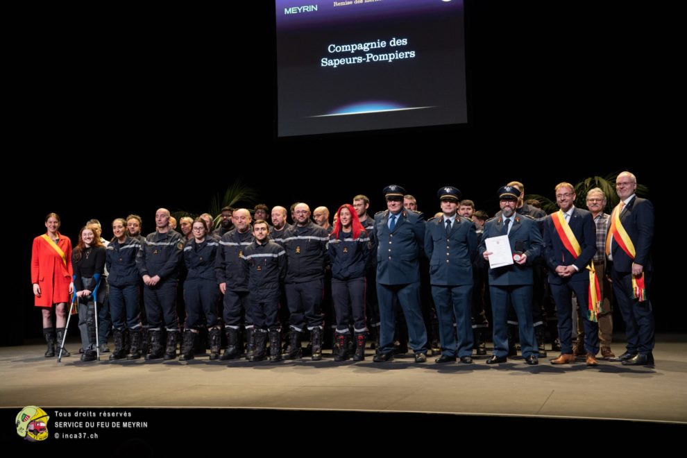 Photo de compagnie en compagnie du CA de Meyrin lors de la remise de la médaille.
